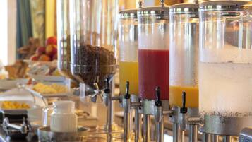 Un buffet proposant une variété de plats et de boissons.