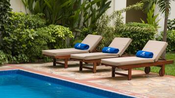 Außenpool, Sonnenschirme, Liegestühle