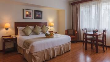 Comfort studio, 1 kingsize bed, kitchenette | Een kluis op de kamer, een bureau, verduisterende gordijnen