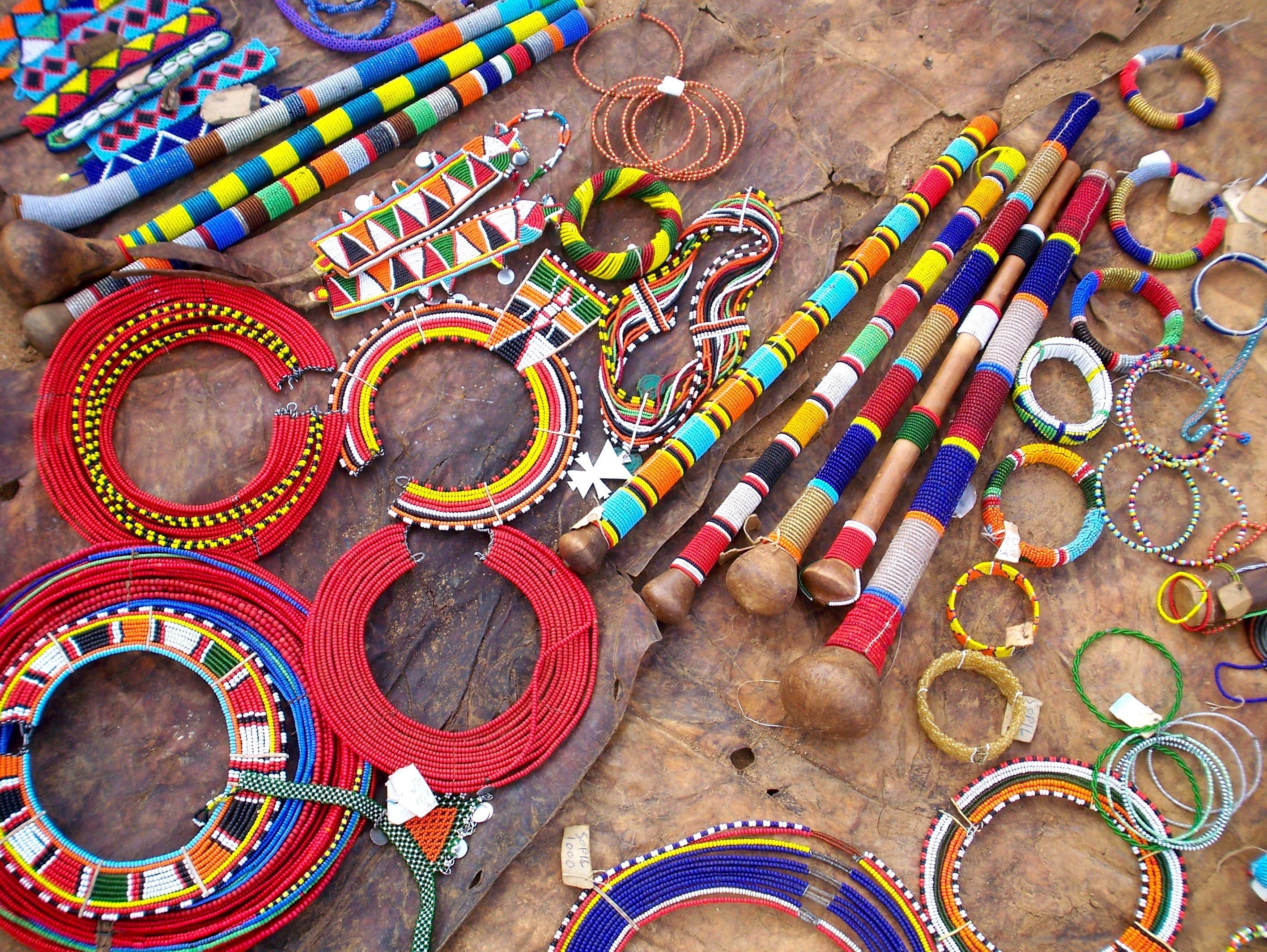 Variedad de joyería de cuentas coloridas dispuestas sobre una superficie de madera.