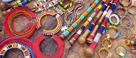 Variedad de joyería de cuentas coloridas dispuestas sobre una superficie de madera.
