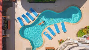 Outdoor pool, sun loungers - Sunbreeze Suites (San Pedro)