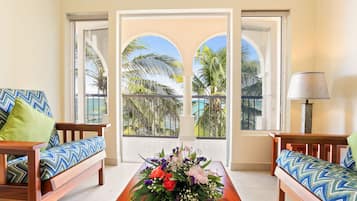 Suíte, de frente para o oceano | 1 quarto, camas com colchões pillow-top, cofres nos quartos