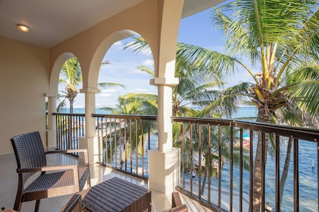 Terraza o patio. Sunbreeze Suites