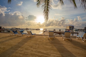 On the beach, white sand, beach towels - Sunbreeze Suites (San Pedro)