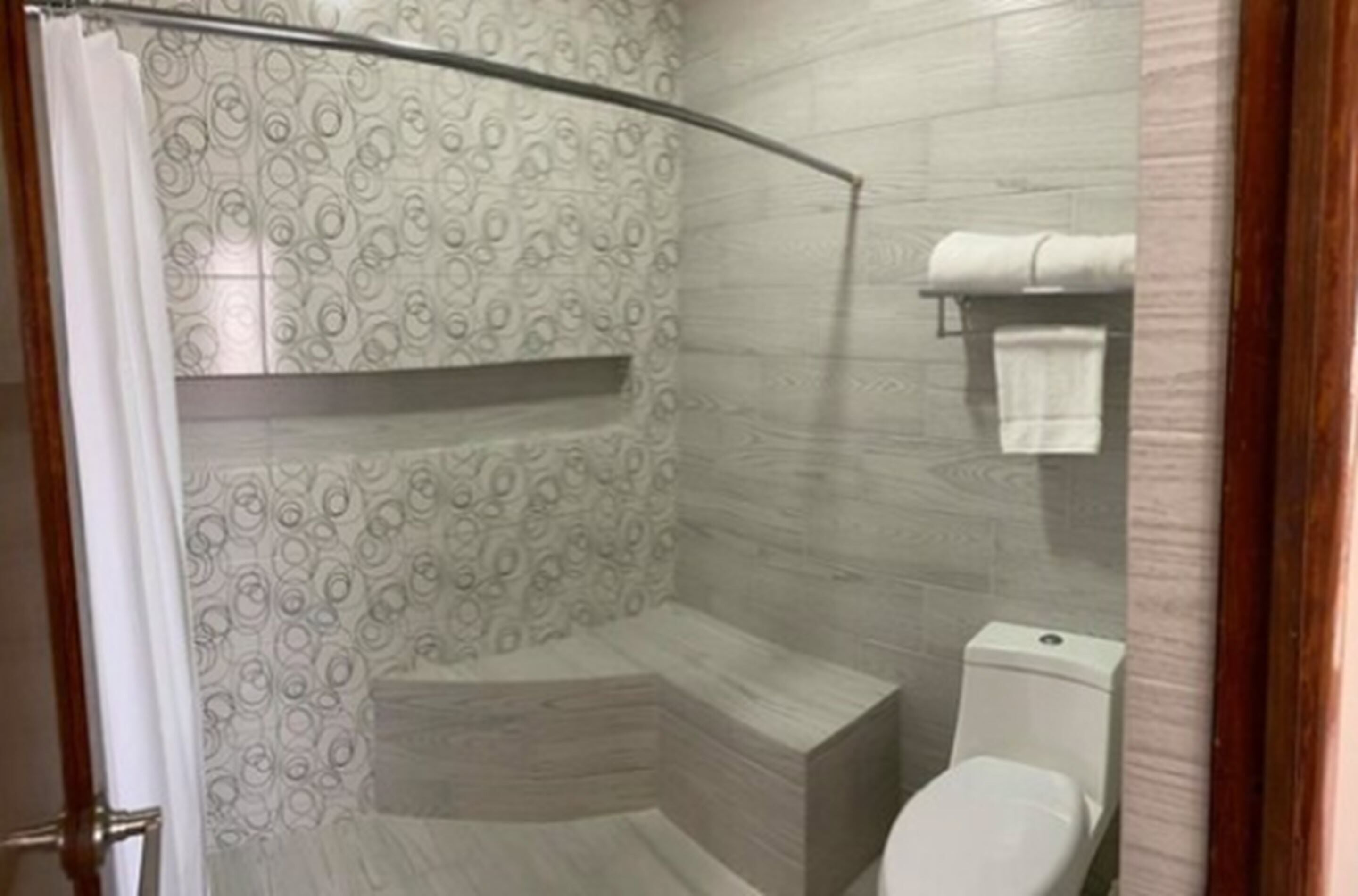 deluxe room (remodelada) | bathroom | shower, free toiletries, hair dryer, towels
