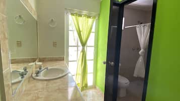 Quarto standard, 2 camas de casal | Chuveiro