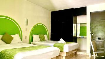 Habitación estándar, 2 camas dobles | 5 dormitorios, decoración individual, mobiliario individual y escritorio