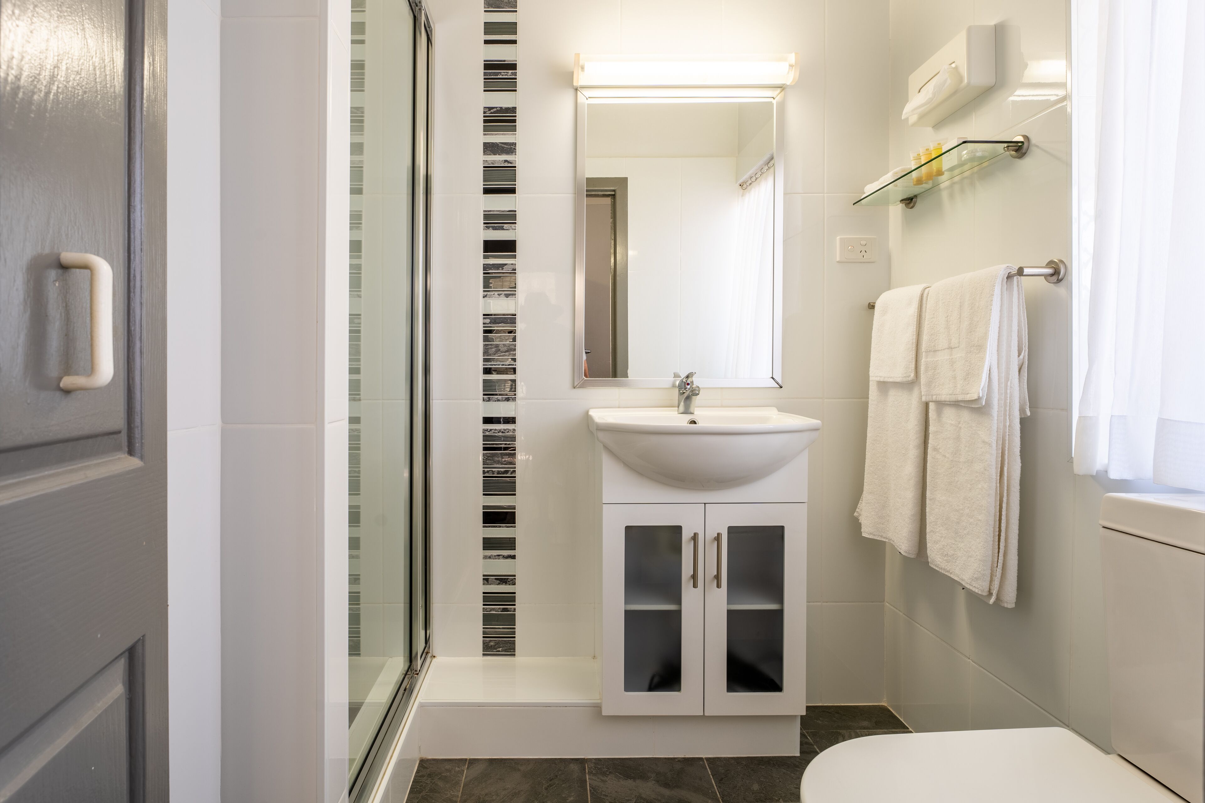 Budget Room | Bathroom | Shower, free toiletries, hair dryer, towels