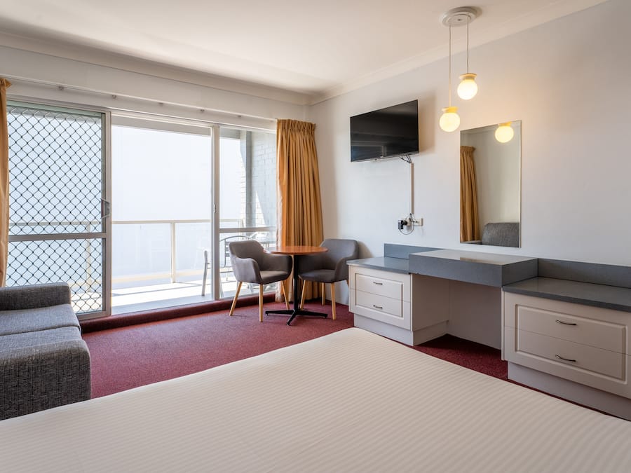 Escritorio, tabla de planchar con plancha y camas plegables/adicionales