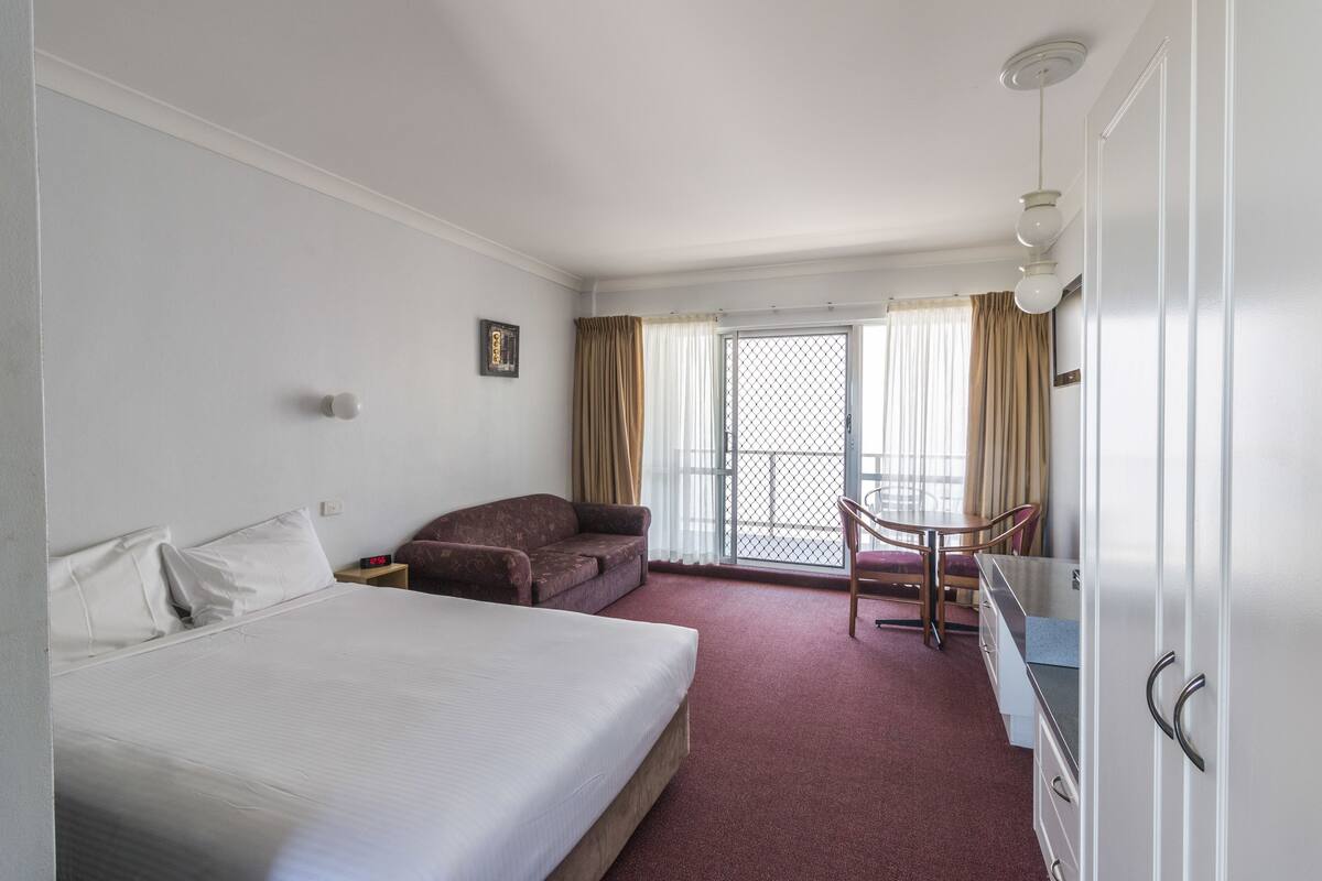 Desk, iron/ironing board, rollaway beds, free WiFi