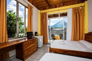 Egyptian cotton sheets, premium bedding, pillowtop beds, in-room safe - Hotel Central Loft (La Fortuna)