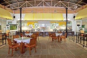 2 restaurantes; se sirven desayunos, almuerzos, cenas y cocina india 