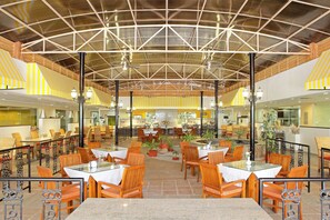 2 间餐厅，供应早餐、午餐和晚餐，印度菜