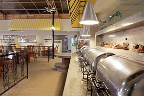 2 restaurants; breakfast, lunch, dinner, and brunch served