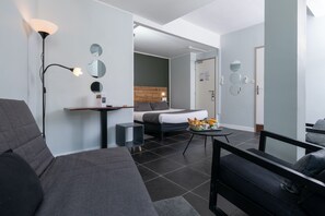 Triple Room | Desk, iron/ironing board, free WiFi, bed sheets - Celenya Hôtel (Toulon)