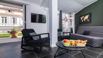 Triple Room | Desk, iron/ironing board, free WiFi, bed sheets