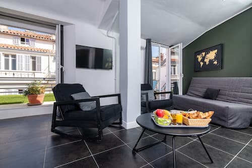 Driepersoonskamer | Een bureau, een strijkplank/strijkijzer, gratis wifi, beddengoed