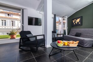 Habitación triple | Escritorio, tabla de planchar con plancha, wifi gratis y ropa de cama
