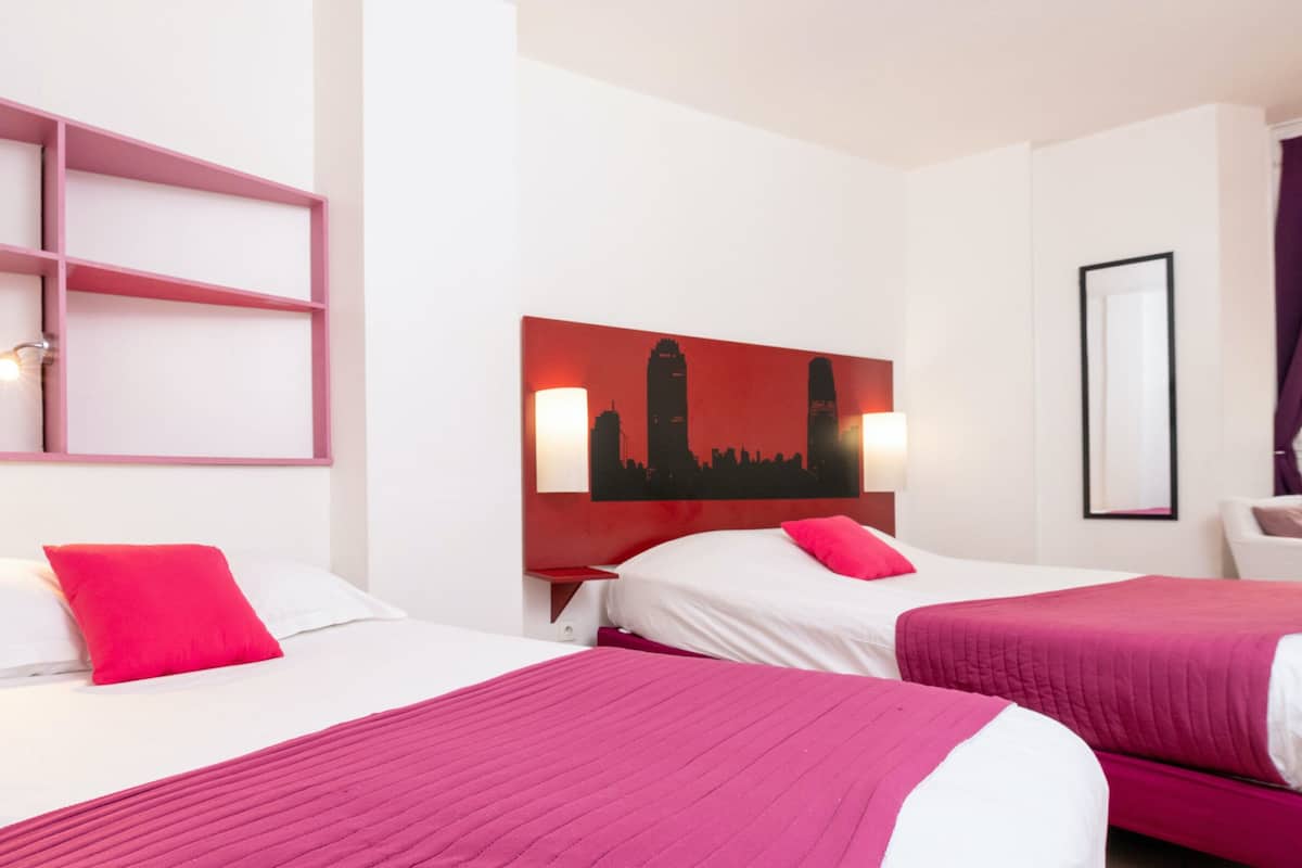 Escritorio, tabla de planchar con plancha, wifi gratis y ropa de cama