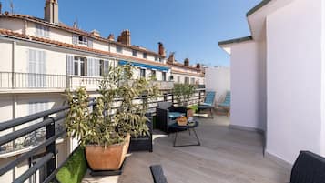 Chambre double avec Terrasse | Escritorio, tabla de planchar con plancha, wifi gratis y ropa de cama