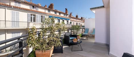 Chambre double avec Terrasse | Desk, iron/ironing board, free WiFi, bed sheets