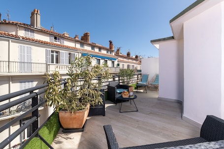 Escritorio, tabla de planchar con plancha, wifi gratis y ropa de cama