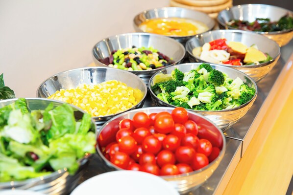 A buffet with various food items in metal bowls. - APA Hotel Wakayama (Wakayama)