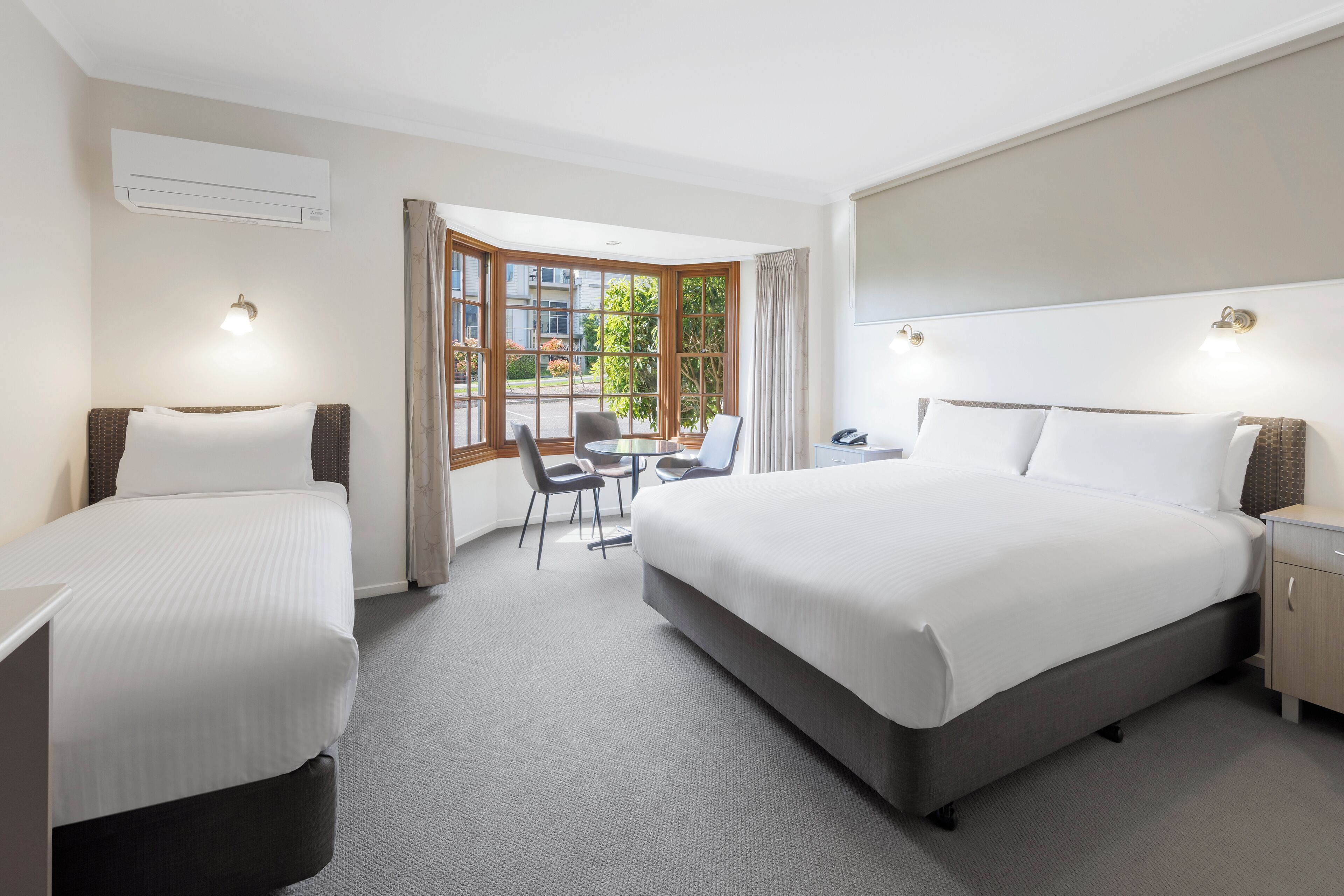 Premium Twin | Premium bedding, minibar, desk, laptop workspace