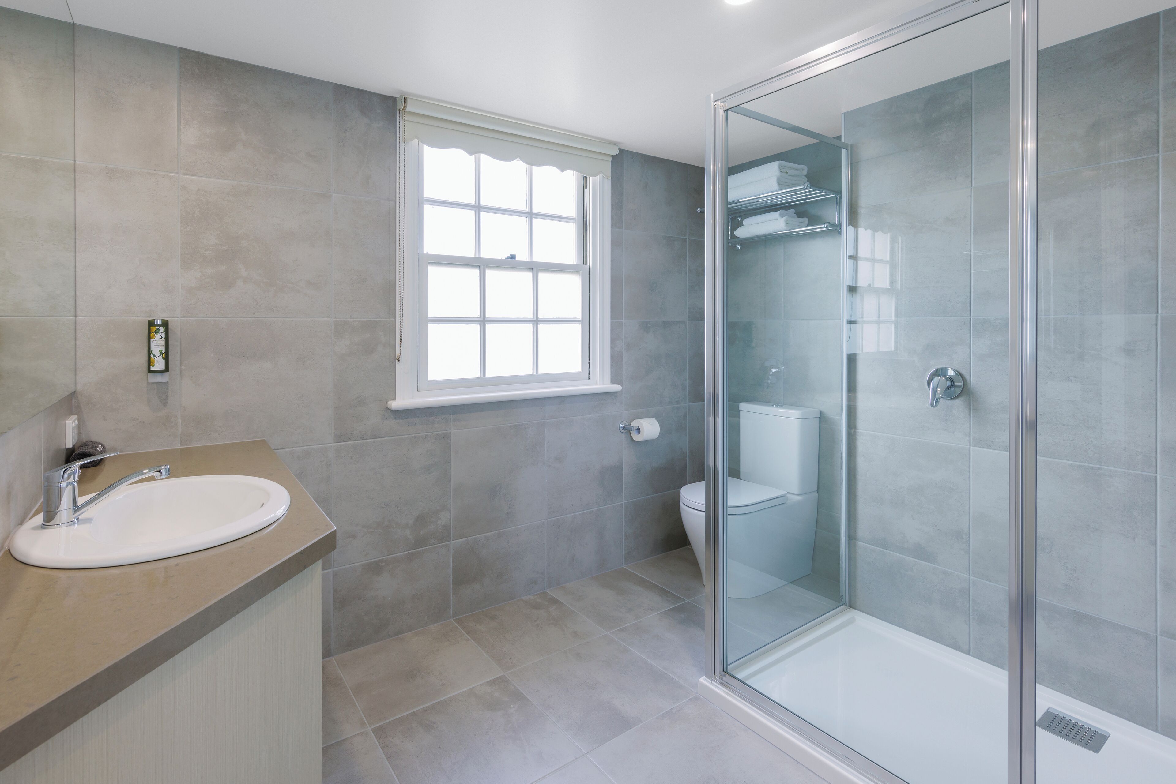 deluxe king | bathroom | free toiletries, hair dryer, towels