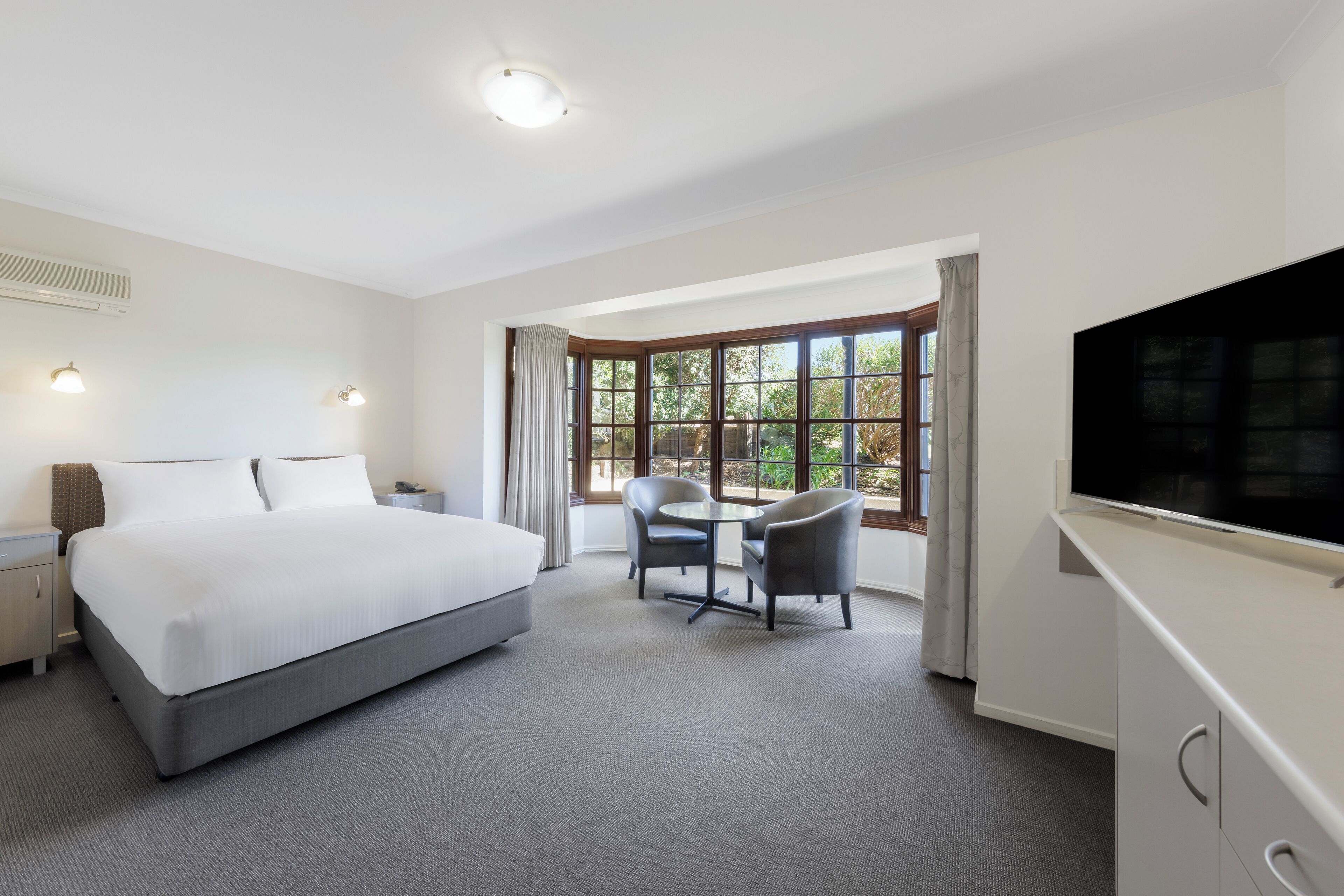 premium queen | 2 bedrooms, premium bedding, minibar, desk