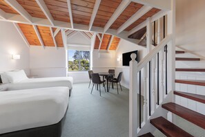 Habitación familiar (Mezzanine) | 2 dormitorios, ropa de cama de alta calidad, minibar y escritorio