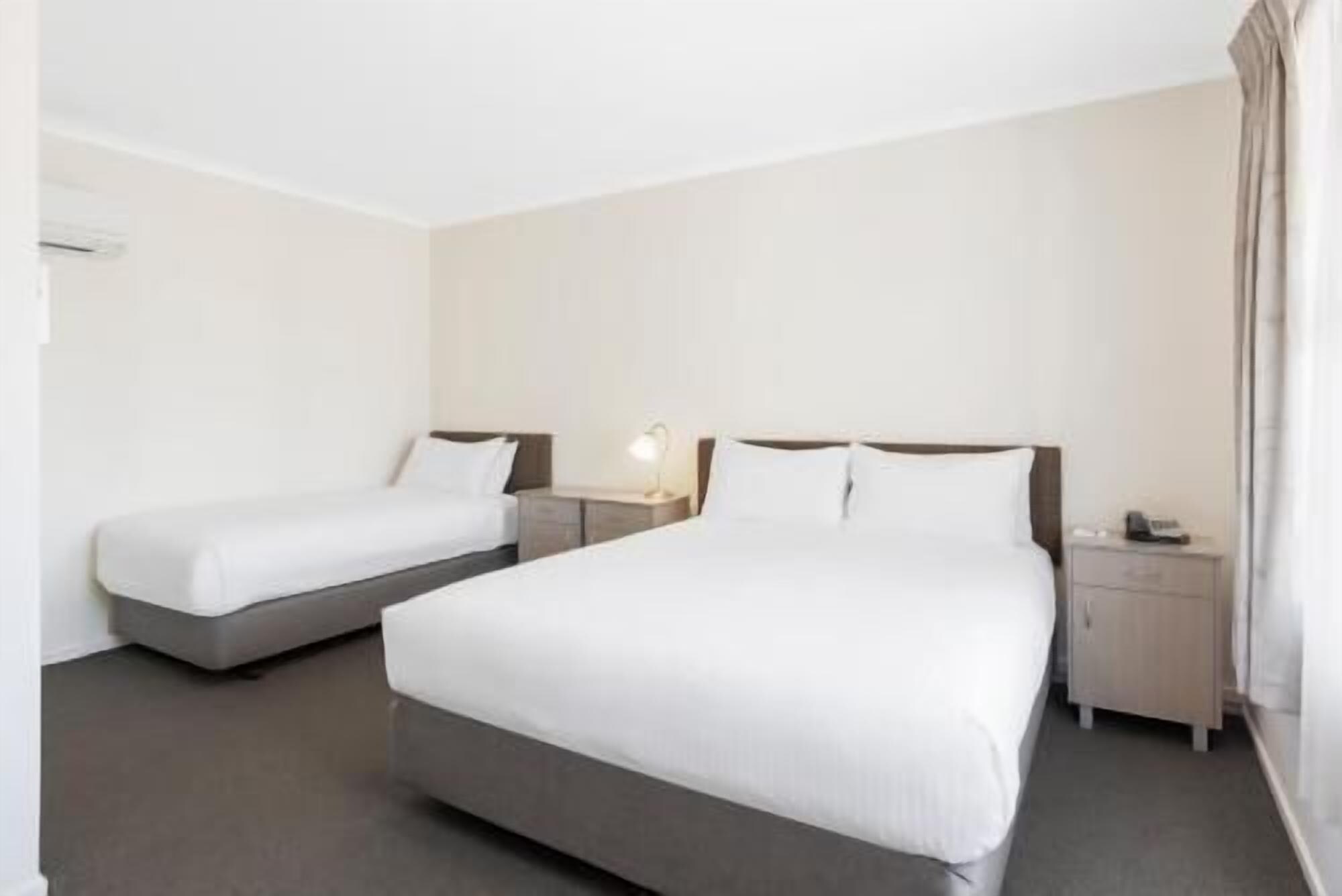 Roupas de cama premium, frigobar, escrivaninha