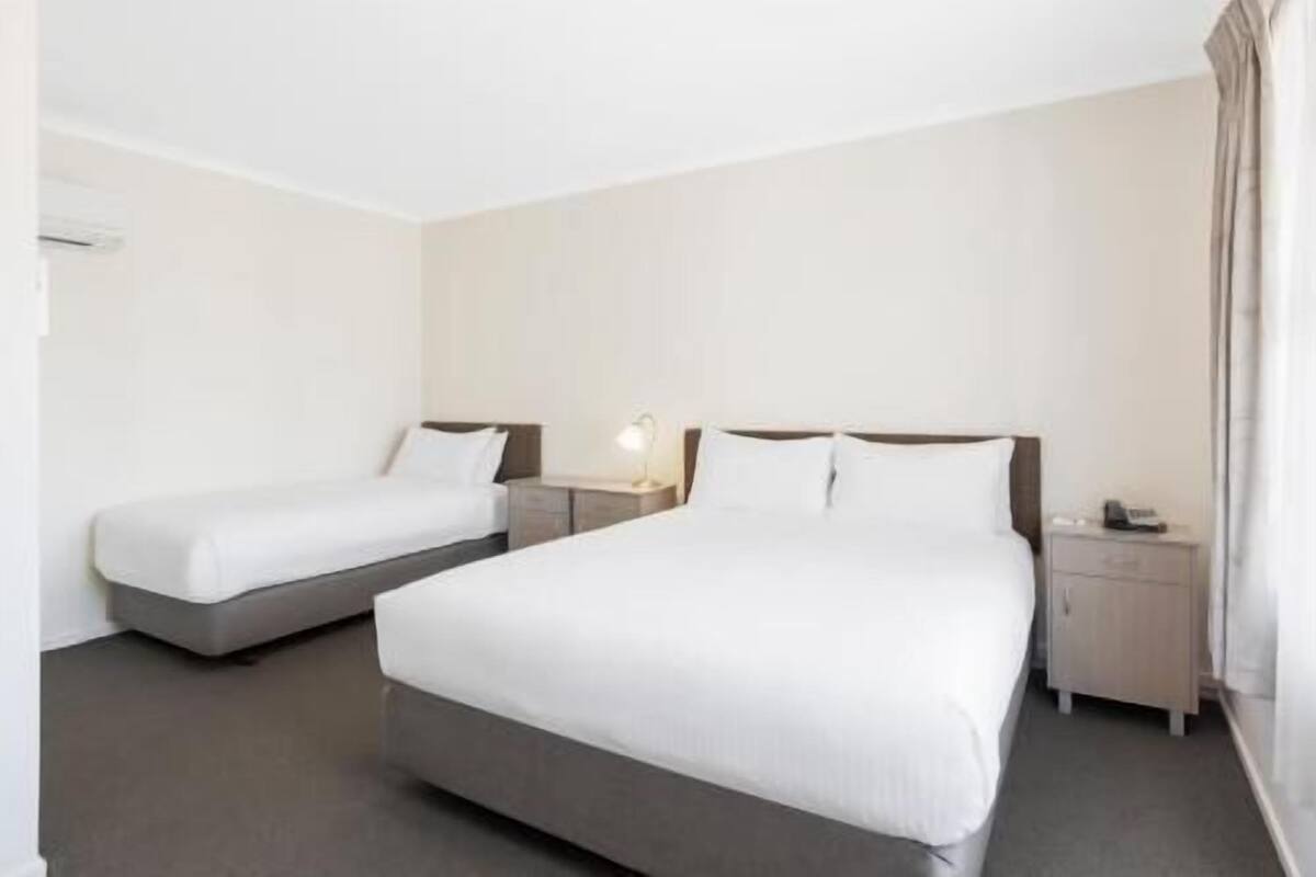 Roupas de cama premium, frigobar, escrivaninha