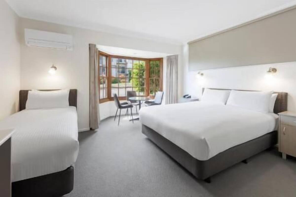 Roupas de cama premium, frigobar, escrivaninha