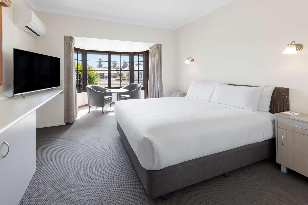 Premium bedding, minibar, desk, laptop workspace