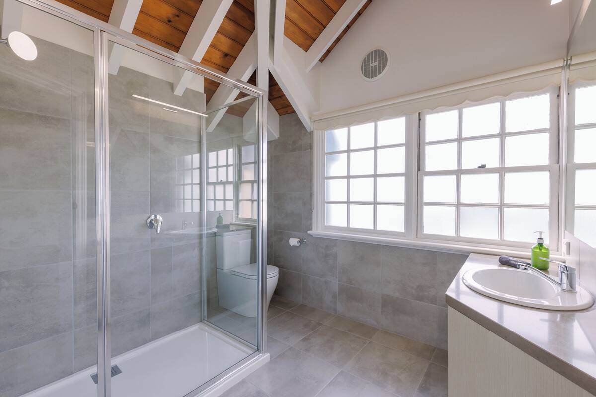 deluxe king | bathroom | free toiletries, hair dryer, towels