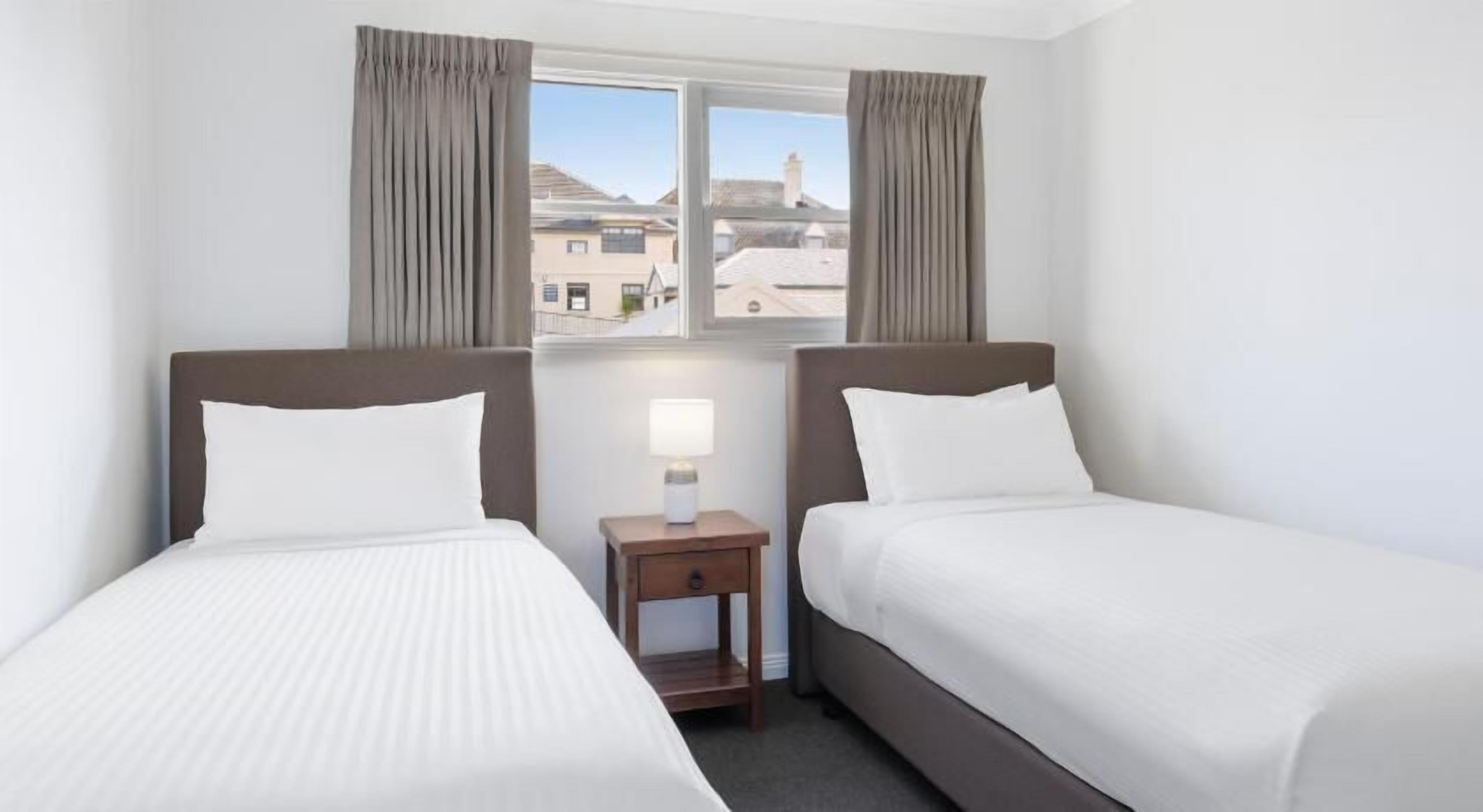 Roupas de cama premium, frigobar, escrivaninha