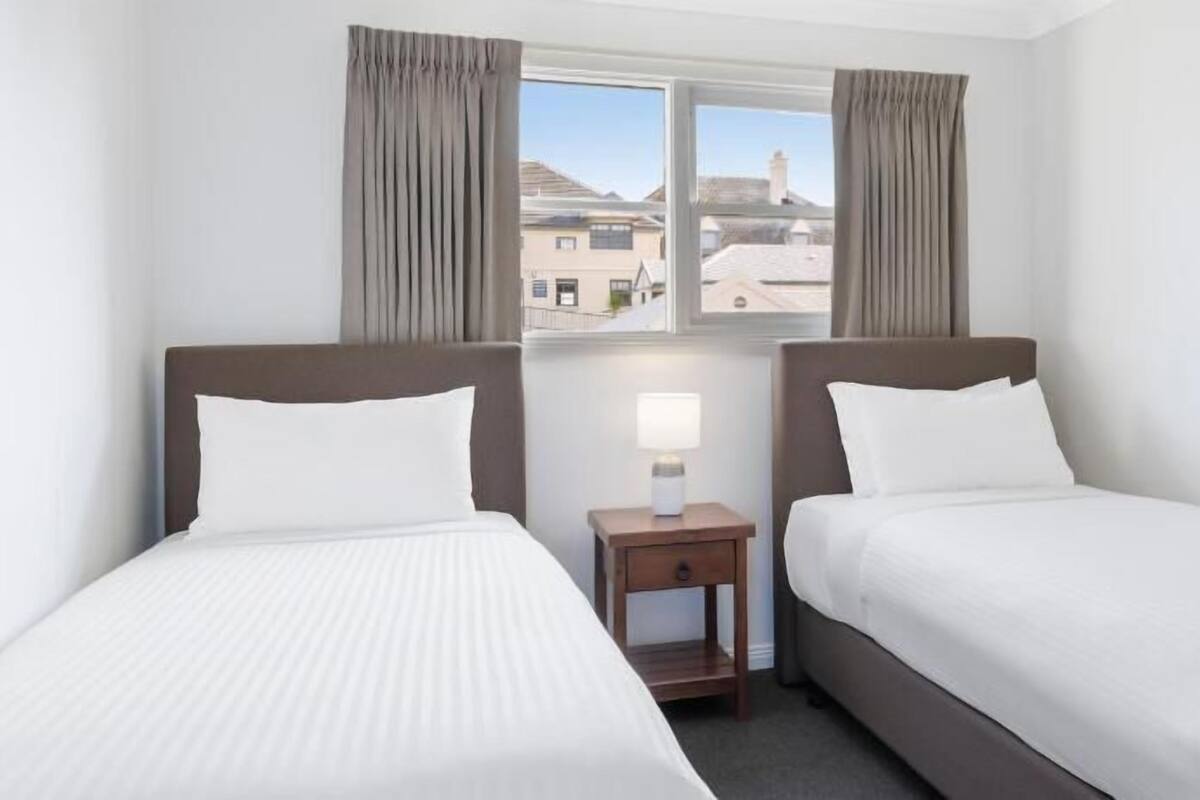 Roupas de cama premium, frigobar, escrivaninha