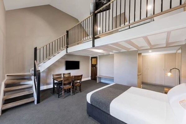 Ropa de cama de alta calidad, minibar y escritorio 