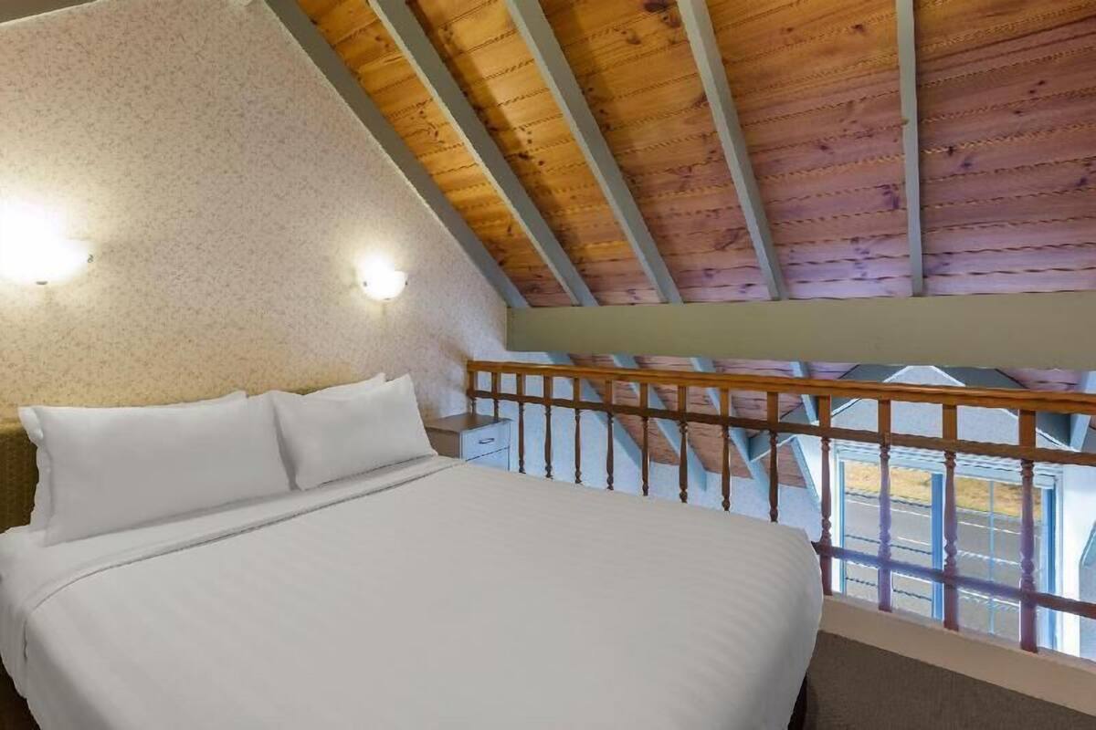 Roupas de cama premium, frigobar, escrivaninha