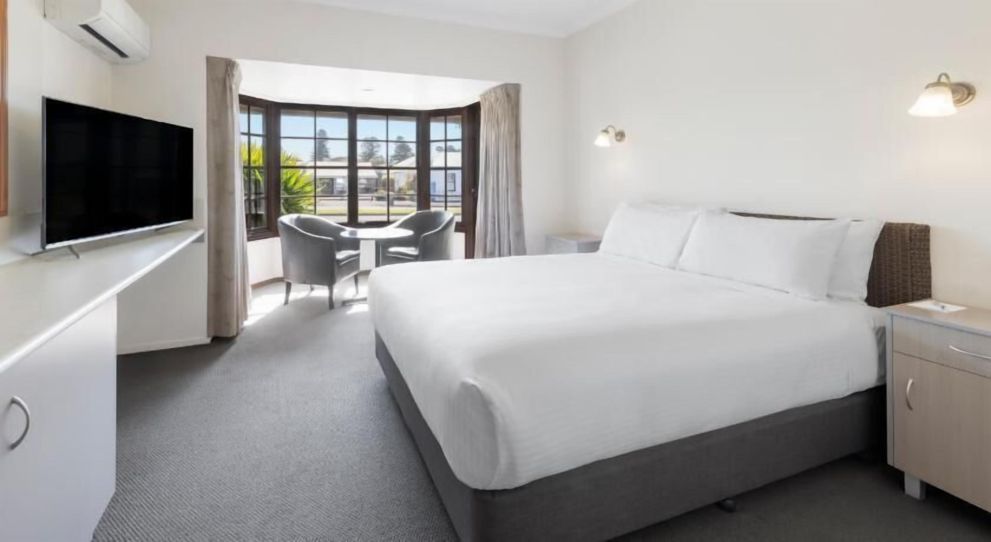 Roupas de cama premium, frigobar, escrivaninha