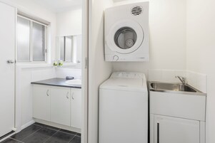 Apartamento, 2 habitaciones | Ropa de cama de alta calidad, minibar, escritorio