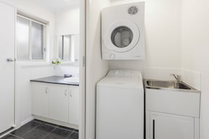 Departamento, 2 habitaciones | Ropa de cama de alta calidad, minibar y escritorio