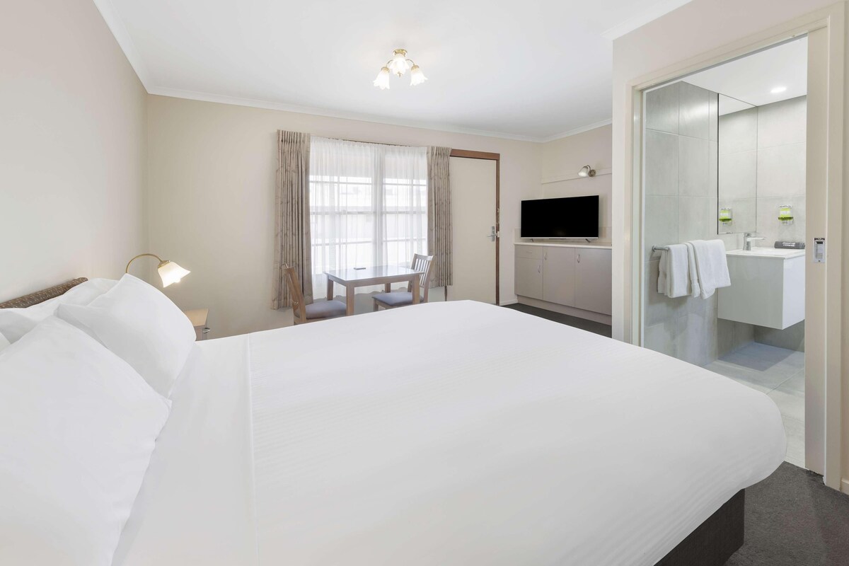 Premium bedding, minibar, desk, laptop workspace