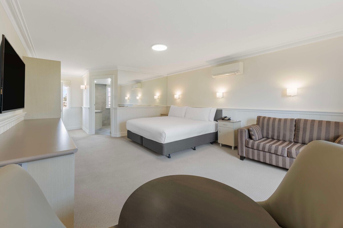 Premium bedding, minibar, desk, laptop workspace