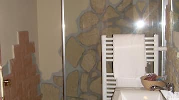 Een douche, een haardroger, een bidet, handdoeken