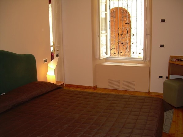 Escrivaninha, berços (sobretaxa), roupa de cama