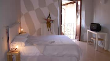 Escritorio, cunas y ropa de cama