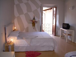 Desk, cribs/infant beds, bed sheets